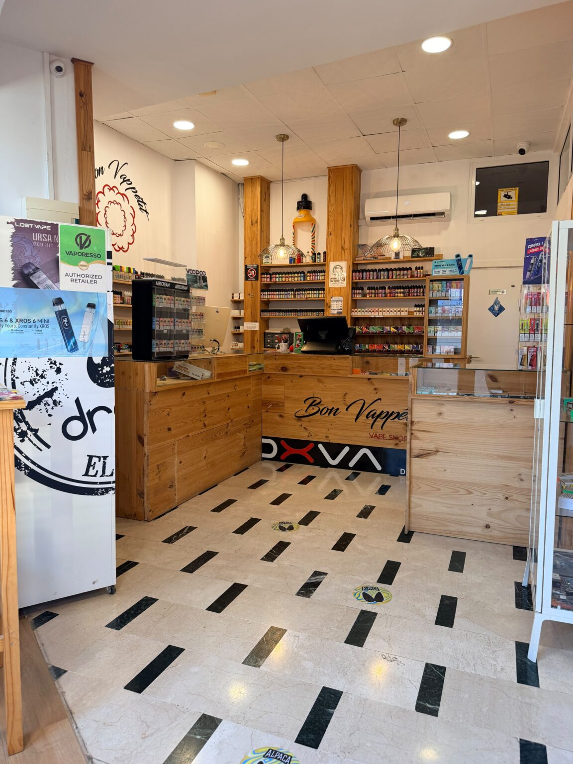 Interior de la tienda Bon Vappetit Benalmádena